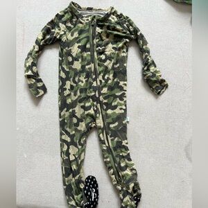 Posh Peanut 6-9 months footed zip pajamas